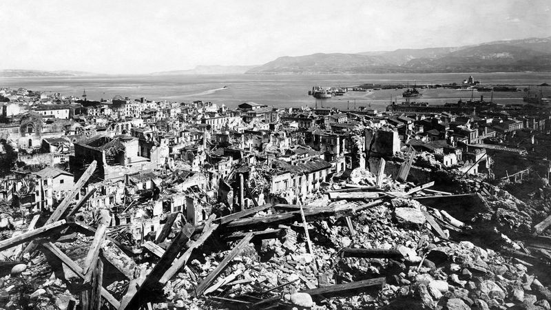 Panorama della città ormai distrutta di Messina, affacciato verso la direzione della Calabria.