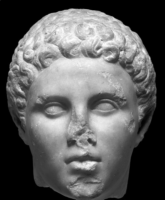 Capo di Efestione in una statua di pietra, raffiguarante il generale e migliore amico di Alessandro Magno.
