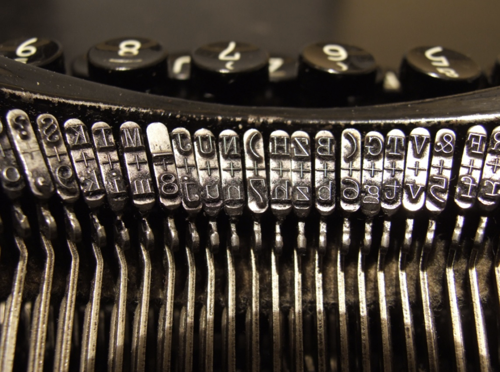 Una delle tastiere di una macchina da scrivere del 900