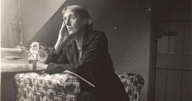 Virginia Woolf, letteratura femminile Fonte: https://upload.wikimedia.org/wikipedia/commons/thumb/e/e1/Virginia_Woolf_at_Monk's_house.jpg/640px-Virginia_Woolf_at_Monk's_house.jpg