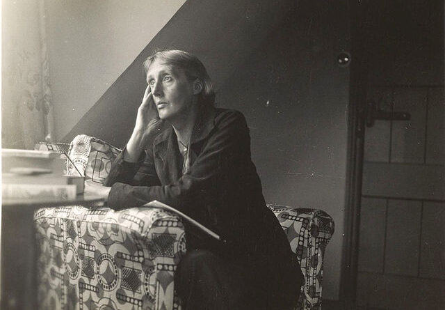 Virginia Woolf, letteratura femminile Fonte: https://upload.wikimedia.org/wikipedia/commons/thumb/e/e1/Virginia_Woolf_at_Monk's_house.jpg/640px-Virginia_Woolf_at_Monk's_house.jpg