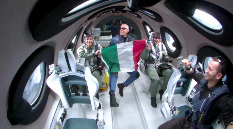 Tre italiani in una spedizione spaziale di Virgin Galactic Fonte: https://ca-times.brightspotcdn.com/dims4/default/4e45083/2147483647/strip/true/crop/1920x1080+0+0/resize/1200x675!/format/webp/quality/75/?url=https%3A%2F%2Fcalifornia-times-brightspot.s3.amazonaws.com%2Fe1%2Ff5%2F1a1196844522bd345c85248370c5%2Fvirgin-galactic-first-commercial-flight.jpg