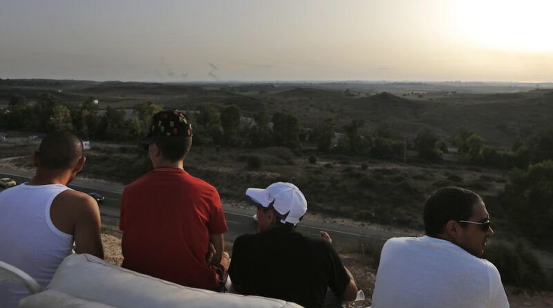 Israeliani assistono ai bombardamenti su Gaza da un divano Fonte: Menahem Kahana, AFP, Getty Images