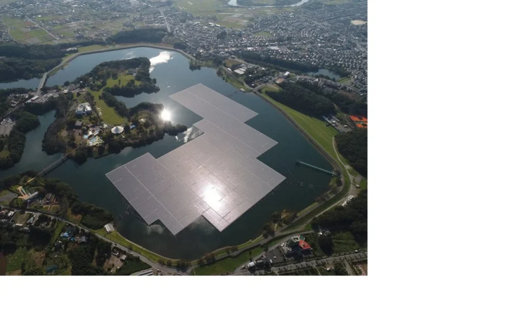 Impianto di Yamakura Fonte: https://www.pv-tech.org/wp-content/uploads/2021/02/KYOCERA_13.7MW_plant_Yamakura_Dam_reservoir.jpg