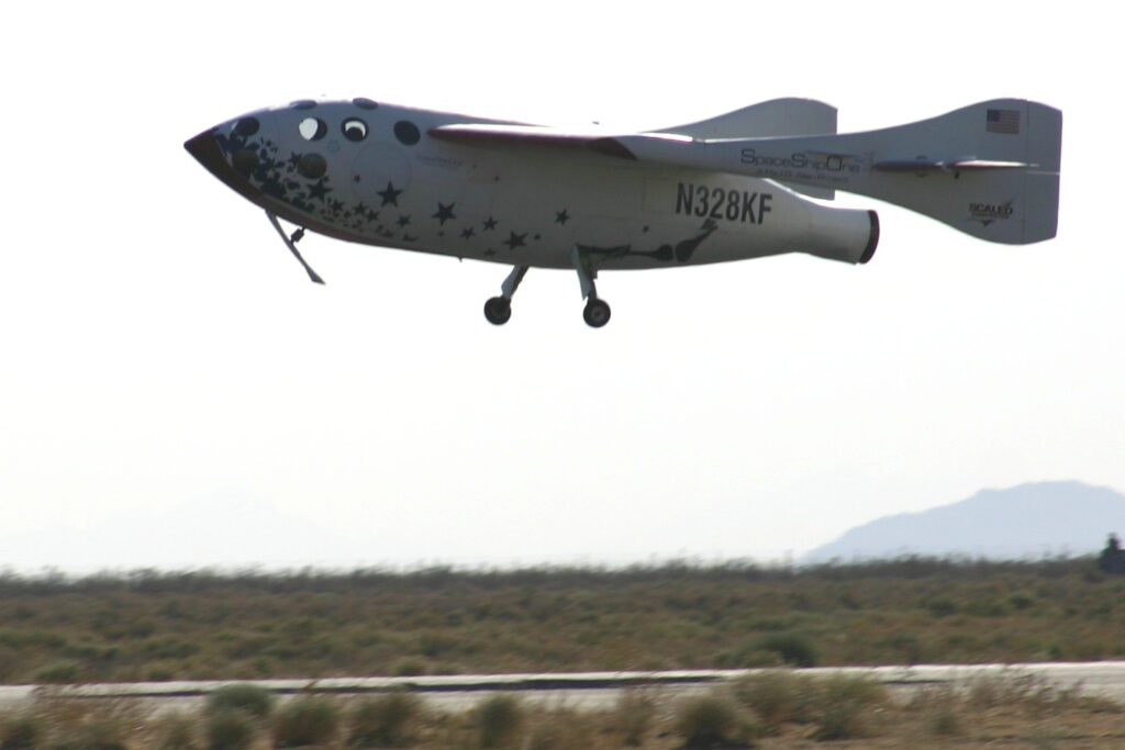 Fase di decollo del Volo15P della SpaceShipOne, prima azienda ad aver effettuato turismo spaziale
Fonte: https://upload.wikimedia.org/wikipedia/commons/thumb/9/93/SpaceShipOne_Flight_15P_photo_Don_Ramey_Logan.jpg/600px-SpaceShipOne_Flight_15P_photo_Don_Ramey_Logan.jpg