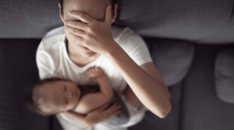 Depressione post partum e infanticidi Fonte: https://static.bimbisaniebelli.it/wp-content/uploads/2023/06/donna-con-depressione-post-partum-640x451.jpg