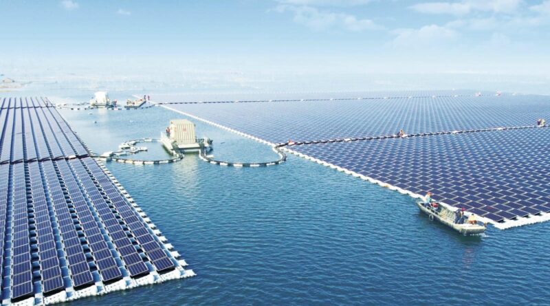 Oceani solari Fonte: https://fontidienergiarinnovabile.it/wp-content/uploads/2020/11/floating-solar-power-plant-fotovoltaico-galleggiante-it-000.jpg