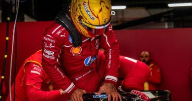 Lewis Hamilton e il richiamo del mito: il viaggio di un predestinato verso il rosso Ferrari 