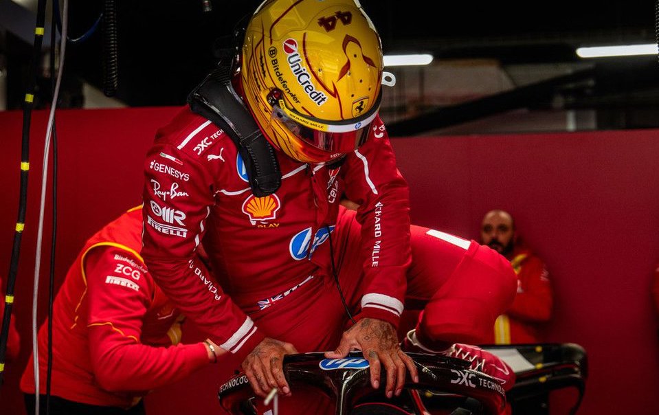 Lewis Hamilton e il richiamo del mito: il viaggio di un predestinato verso il rosso Ferrari 